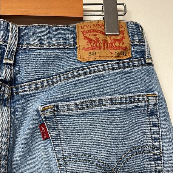 Levi’s Red Tag Light Wash Straight Leg Jeans - Picture 4 of 8